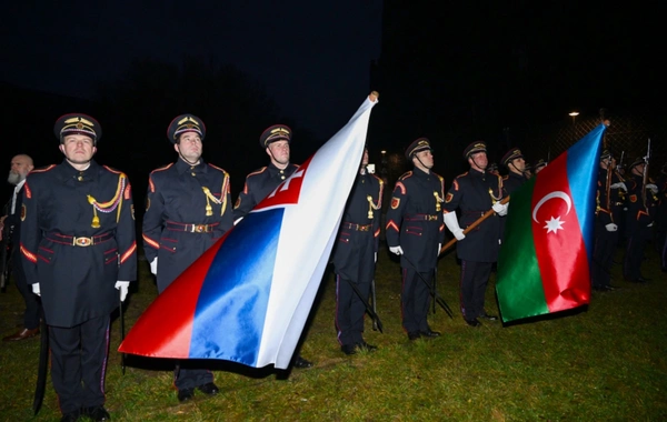Azərbaycan və Slovakiya prezidentləri Bratislavada "Azadlıq Qapısı" abidəsini ziyarət ediblər