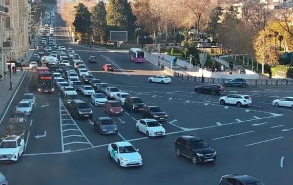 Bakının bir sıra yollarında nəqliyyatın sıxlığı yaranıb