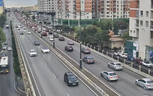 Bakının bir sıra yollarında nəqliyyatın sıxlığı yaranıb