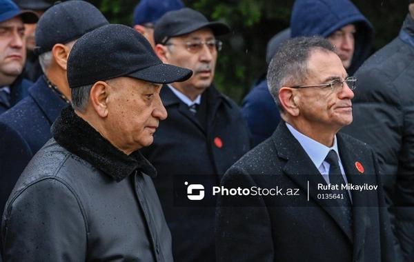 Dövlət rəsmiləri  20 Yanvar - Ümumxalq Hüzn Günü ilə bağlı Şəhidlər xiyabanını ziyarət ediblər