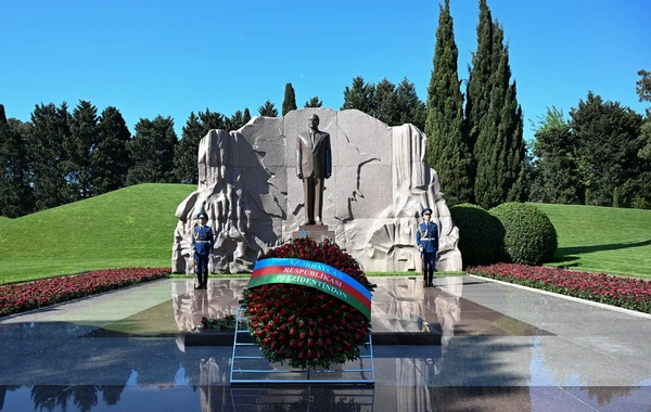 İlham Əliyev və Mehriban Əliyeva Fəxri xiyabanda Ulu Öndər Heydər Əliyevin məzarını ziyarət ediblər