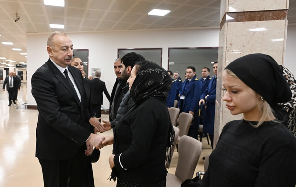 İlham Əliyev təyyarə qəzasında həlak olan ekipaj üzvlərinin vida mərasimində iştirak edib