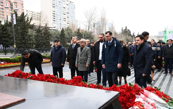 Mədəniyyət Nazirliyinin kollektivi Xocalı soyqırımı abidəsini ziyarət edib