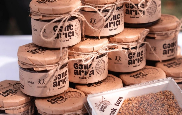 Leyla Əliyeva Qəbələdə "Gənc arıçı" layihəsinin iştirakçısı ilə görüşüb Leyla Əliyeva Qəbələdə "Gənc arıçı" layihəsinin iştirakçısı ilə görüşüb