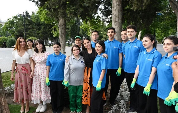 Leyla və Arzu Əliyevalar Bakı Bulvarında mövsümi güllərin əkilməsi aksiyasında iştirak ediblər
