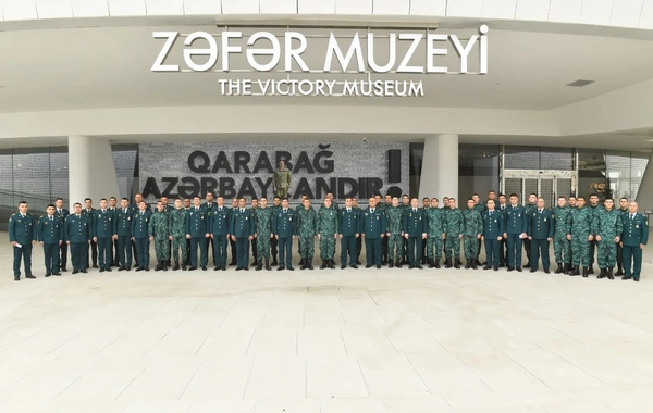 Elçin Quliyev xidməti-döyüş fəaliyyətində fərqlənən hərbi qulluqçuları təltif edib