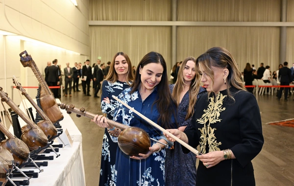 Heydər Əliyev Fondunun dəstəyi ilə alınan musiqi alətlərinin təqdimatı olub Heydər Əliyev Fondunun dəstəyi ilə alınan musiqi alətlərinin təqdimatı olub