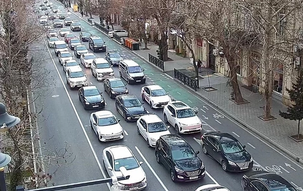 15 istiqamətdə nəqliyyatın sıxlığı müşahidə olunur