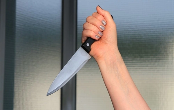 В Баку девочка-подросток ранила отца ножом из-за избиения матери