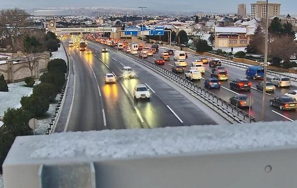 Aeroport yolu buz bağlayıb, nəqliyyatın hərəkəti çətinləşib