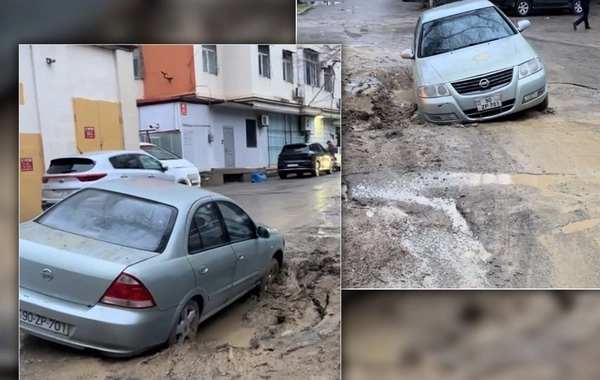7-ci mikrorayonda yol çöküb - Maşın batıb
