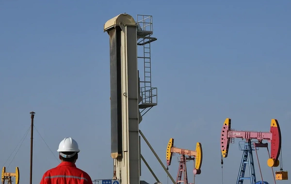 Yaxın Şərq riski fonunda Çin neft və gəmiçilik şirkətlərinin səhmləri ucuzlaşıb