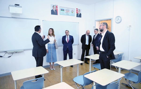 SOCAR-ın Bakı Ali Neft Məktəbinin nəzdində fəaliyyət göstərən Rəqəmsal Biliklər Liseyinin rəsmi açılış mərasimi keçirilib
