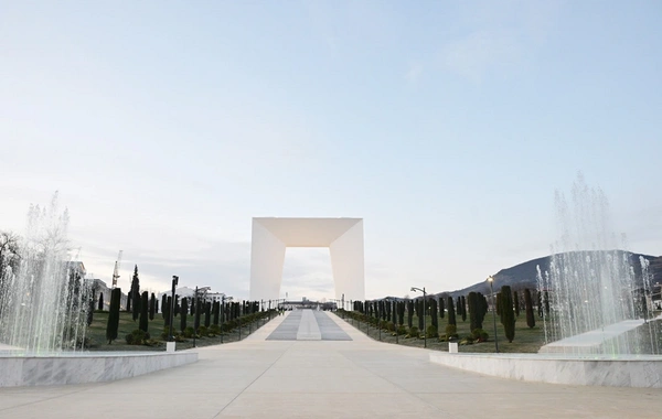 İlham Əliyev Xankəndidə Zəfər parkının açılışında iştirak edib