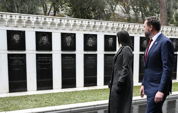 ABŞ Vitse-prezidenti və həyat yoldaşı Şəhidlər xiyabanını ziyarət ediblər