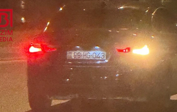 Bakıda "BakuBus" minik avtomobili ilə toqquşdu: Sərnişinlərin düşürülüb yönləndirildiyi avtobus da qəzaya düşdü