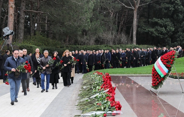 SOCAR-ın kollektivi Ulu Öndər Heydər Əliyevin məzarını ziyarət edib