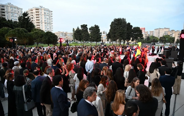 Heydər Əliyev Mərkəzində perulu rəssamın fərdi sərgisinin açılışı olub