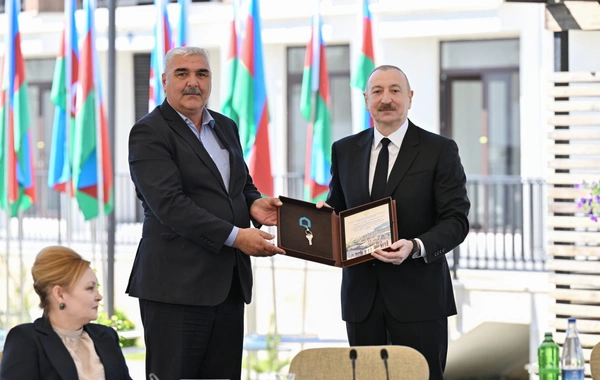 İlham Əliyev Zəngilanda ilk yaşayış kompleksinə köçən ailələrlə görüşüb