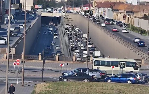 Bakının bir sıra yollarında tıxac yaranıb