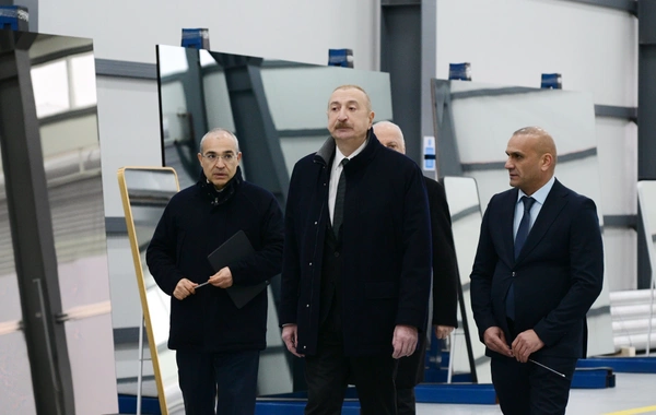 Prezident İlham Əliyev Sumqayıt Sənaye Parkında güzgü vərəqələrin istehsalı zavodunun açılışında iştirak edib