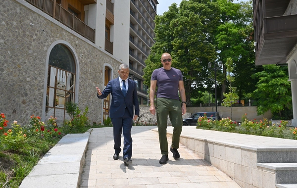 İlham Əliyev Şuşanın Qarabağ küçəsində dövlət-özəl tərəfdaşlığı çərçivəsində həyata keçirilmiş işlərlə tanış olub