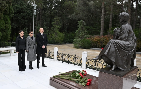 Prezident İlham Əliyev və birinci xanım Mehriban Əliyeva Ümummilli Lider Heydər Əliyevin məzarını ziyarət ediblər
