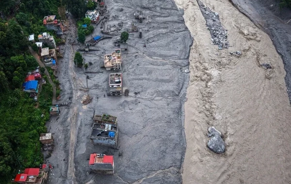 Nepalda daşqında ölənlərin sayı 900-ü ötdü