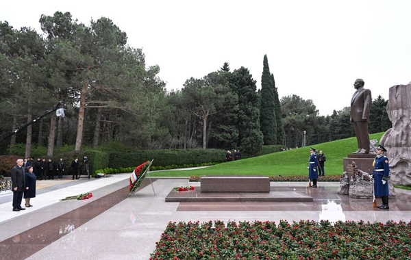 Dövlət və hökumət rəsmiləri Fəxri xiyabanı ziyarət ediblər