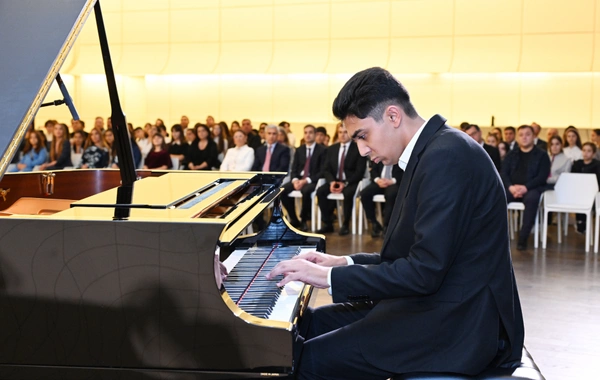 Heydər Əliyev Fondunun dəstəyi ilə alınan musiqi alətlərinin təqdimatı olub Heydər Əliyev Fondunun dəstəyi ilə alınan musiqi alətlərinin təqdimatı olub