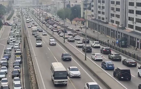 Bakının bəzi yollarında nəqliyyatın sıxlığı yaranıb