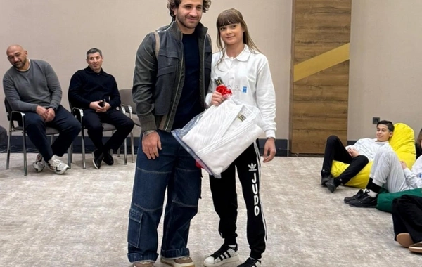 Vətən Müharibəsi Qəhrəmanı Mehrab Niftəliyevin qızına cüdoqi hədiyyə olunub