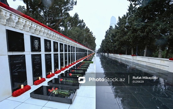 Azərbaycan xalqı 20 Yanvar şəhidlərinin məzarlarını ziyarət edir