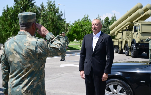 Prezident yeni yaradılan komando hərbi hissələrinə Döyüş bayraqlarının verilməsi mərasimində iştirak edib