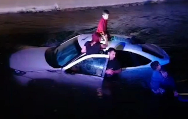 Avtomobil kanala aşdı: İkisi azyaşlı olmaqla dörd nəfərin XİLASEDİLMƏ GÖRÜNTÜLƏRİ