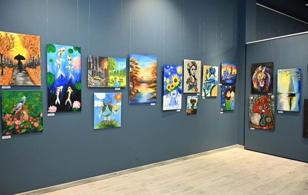 Arzu Əliyeva və Alena Əliyeva "Rənglərdə yaşanan 10 il" mövzusunda keçirilən sərgidə iştirak ediblər