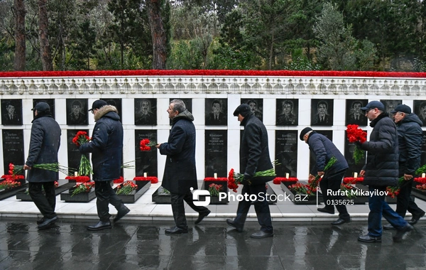 Azərbaycan xalqı 20 Yanvar şəhidlərinin məzarlarını ziyarət edir