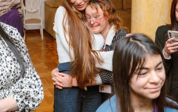 Leyla Əliyeva, Arzu Əliyeva və Alena Əliyeva "Yaşama Dəstək" Mərkəzində olublar