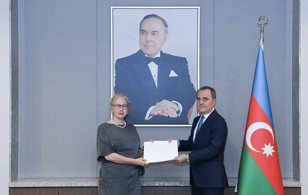 İsveçin yeni səfiri etimadnaməsinin surətini Ceyhun Bayramova təqdim edib