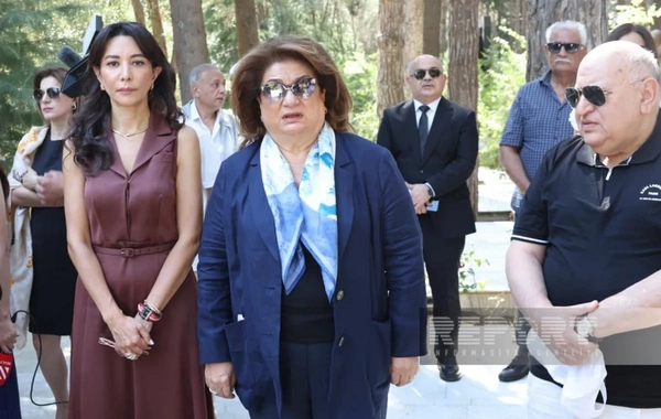 Elçinin anım mərasimində qəbirüstü abidəsinin açılışı olub
