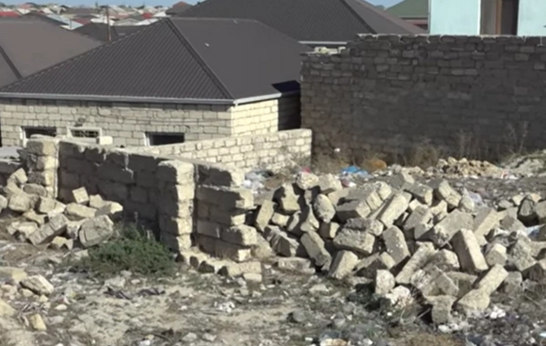 Binə qəsəbəsində yol PROBLEMİ: Nə taksi, nə də təcili yardım gəlir