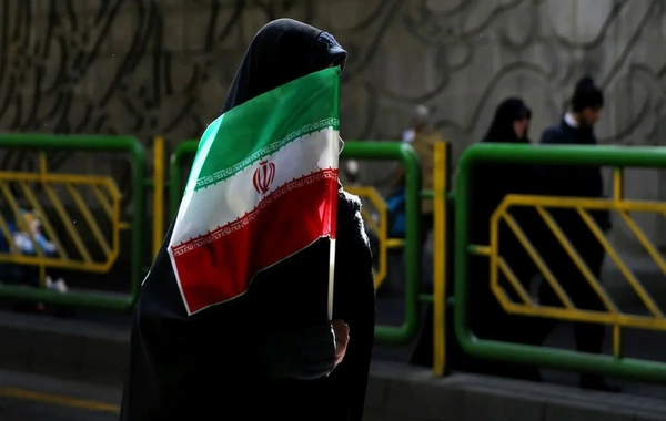 Tehranda yüz minlərlə insan küçələrə çıxdı