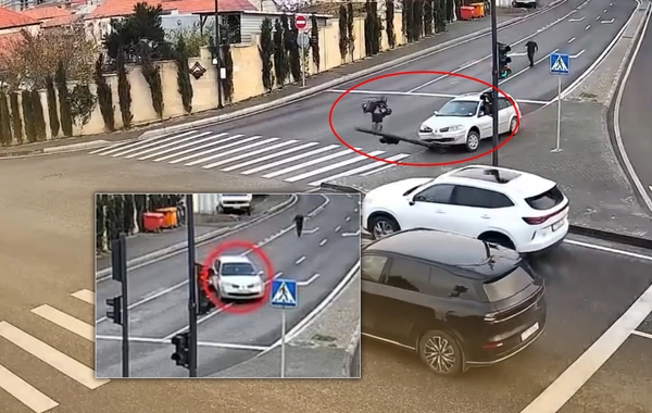 В Баку автомобиль с пассажиром самопроизвольно тронулся с места и врезался в светофор