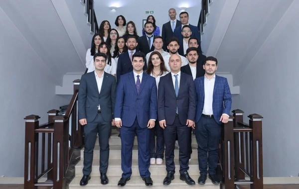 Emin Əmrullayev rəqəmsal texnologiyalar sahəsi üzrə Dövlət Proqramı məzunları ilə görüşüb