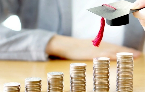 Universitetlərlə valideynləri üz-üzə gətirən problem - Təhsil haqqı necə ödənməlidir?