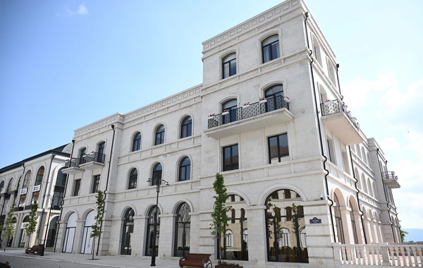 İlham Əliyev Şuşanın Qarabağ küçəsində dövlət-özəl tərəfdaşlığı çərçivəsində həyata keçirilmiş işlərlə tanış olub