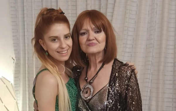 Gülden Karaböcek indi də qızını susdurdu: "Danışsan, səni də silərəm"