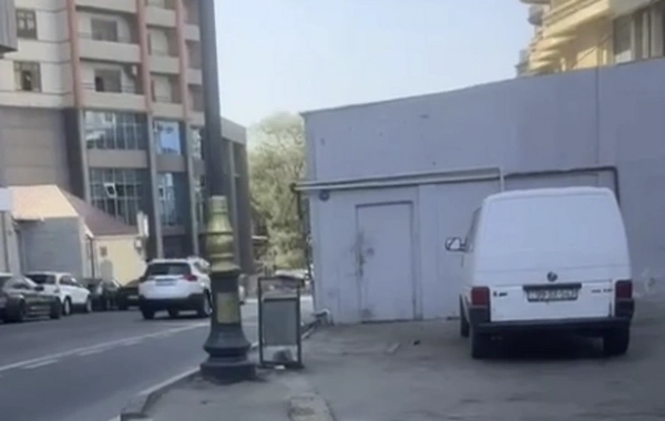 Опасная ситуация в Баку: пешеходы вынуждены ходить по автобусной полосе