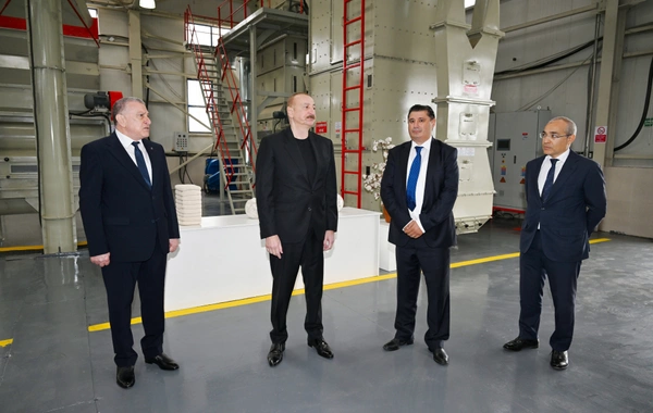 Prezident İlham Əliyev Sabirabadda pambıq emalı zavodunun fəaliyyəti ilə tanış olub