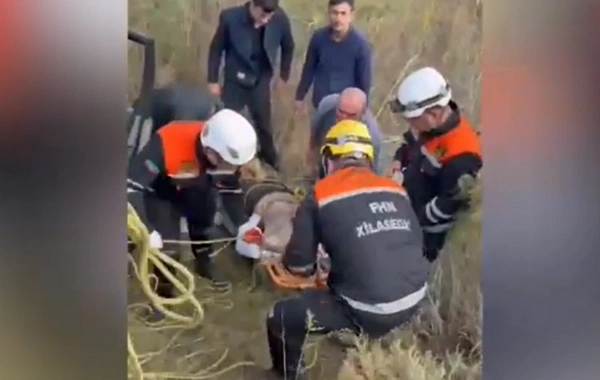 В Баку автомобиль съехал в овраг